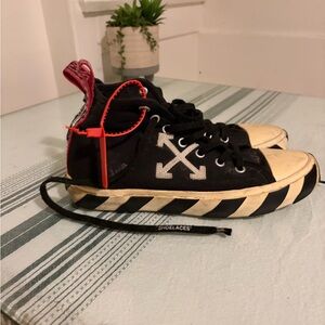 Off-White hi top EU43 Black and White Sneakers